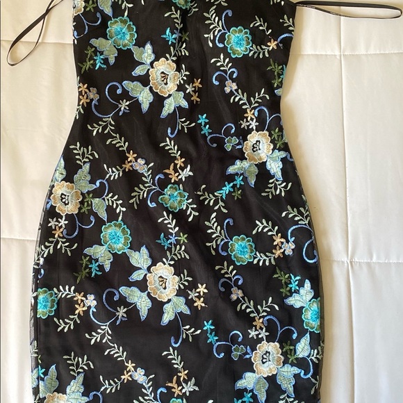 Guess - Picture 3 of 4